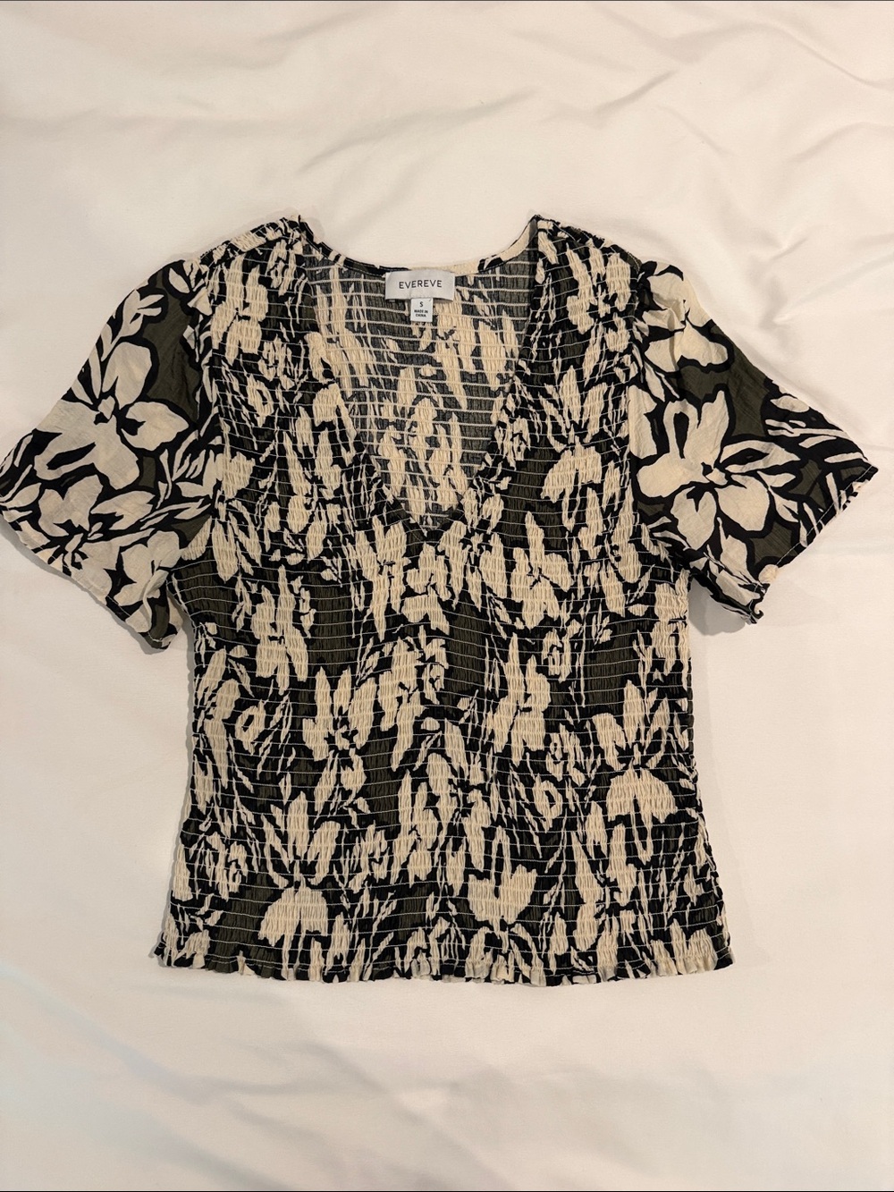 Evereve Black & Cream Floral Smocked V-Neck Blouse